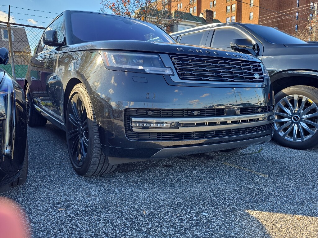 2023 Land Rover Range Rover SE photo 2