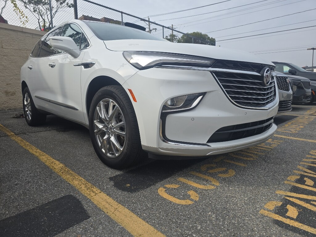 2024 Buick Enclave Essence photo 2