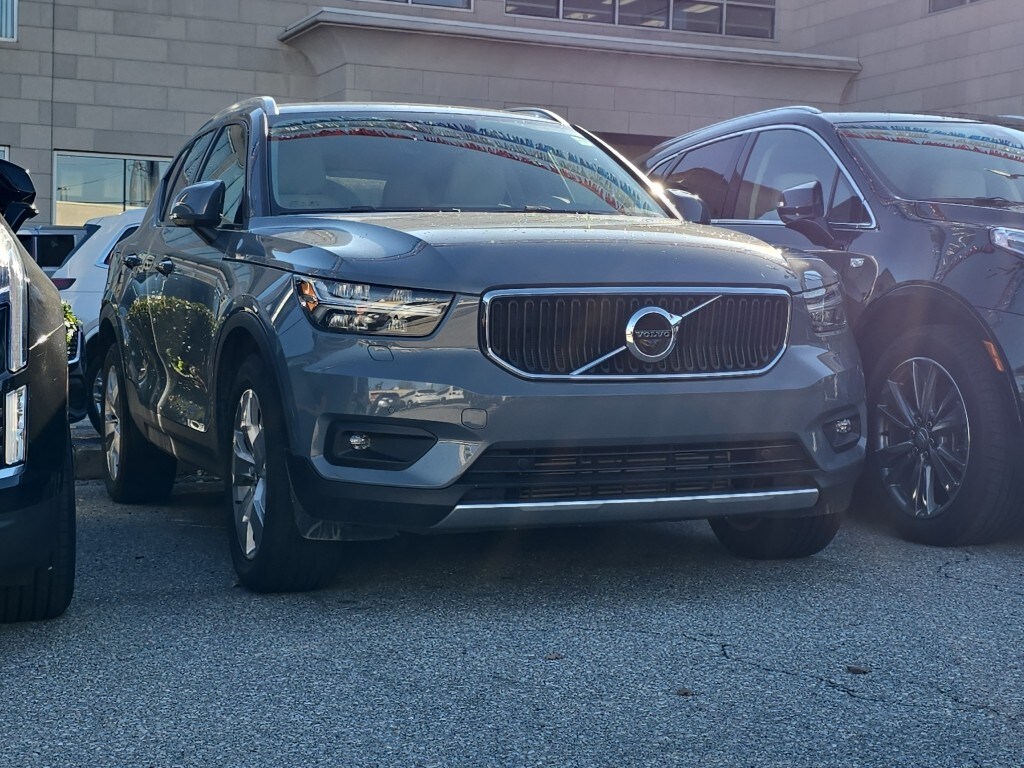 2021 Volvo XC40 Momentum photo 2