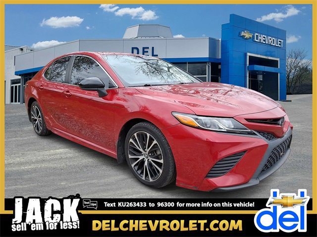 2019 Toyota Camry SE's photo