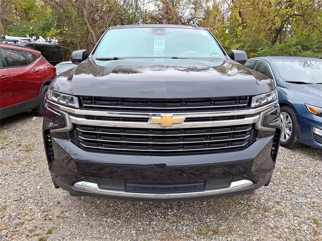 2023 Chevrolet Suburban LT photo 2