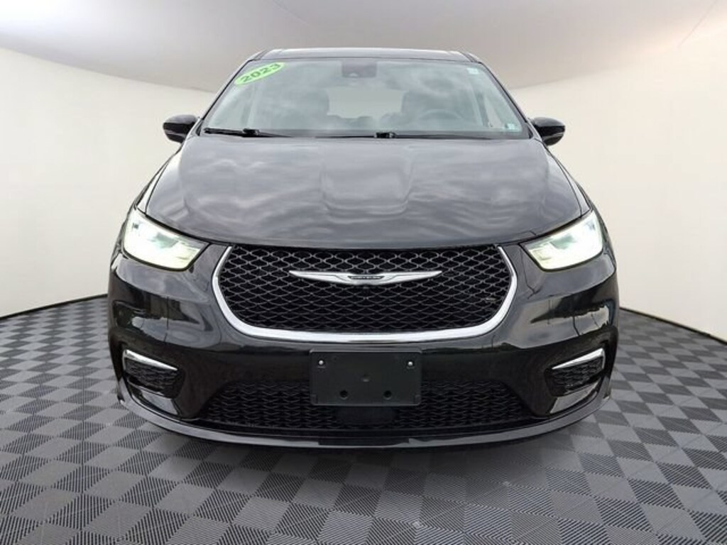 Used 2023 Chrysler Pacifica Touring L