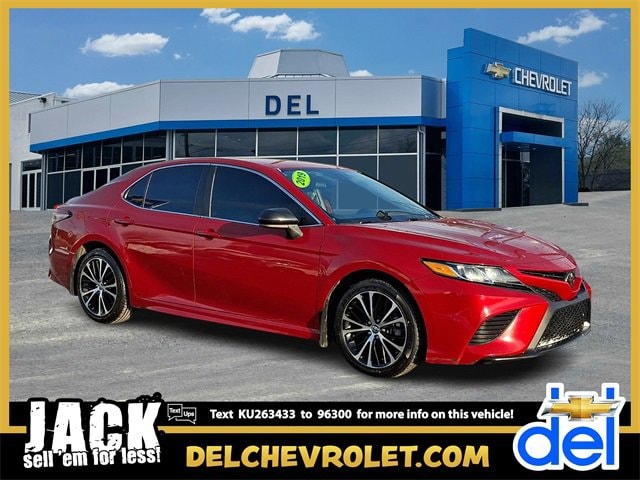 2019 Toyota Camry SE's photo