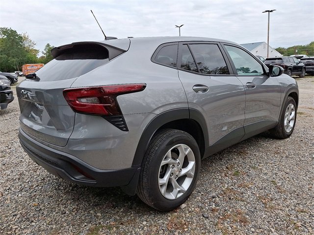 2024 Chevrolet Trax LS photo 2