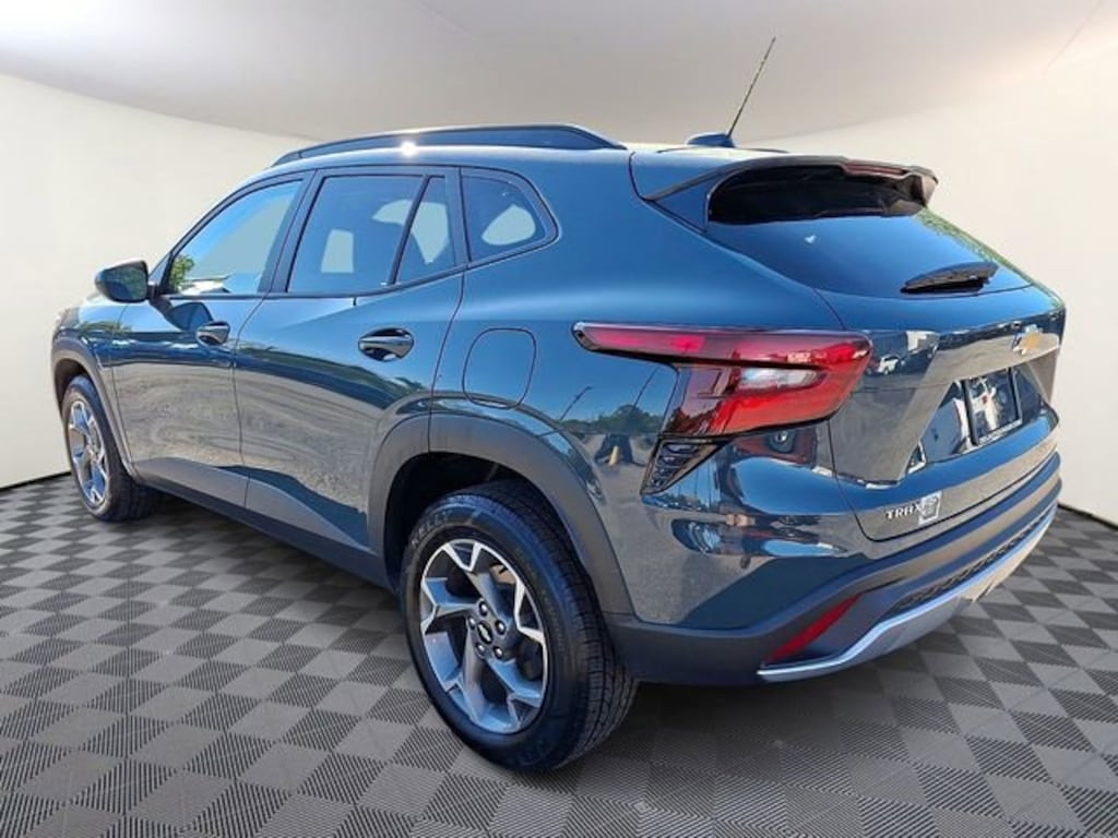 Used 2025 Chevrolet Trax LT SUV
