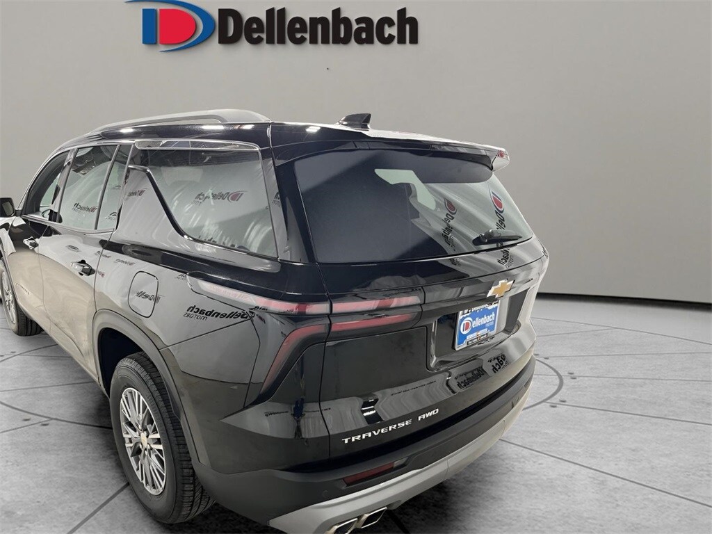 2025 Chevrolet Traverse photo 2