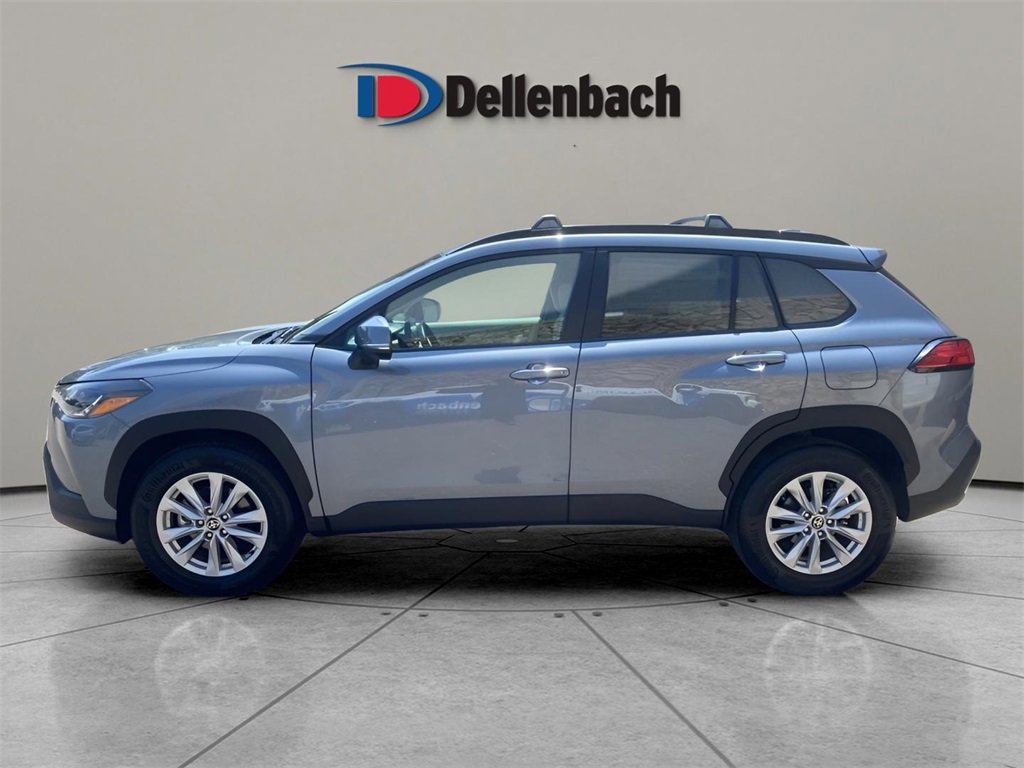 2022 Toyota Corolla Cross LE photo 2