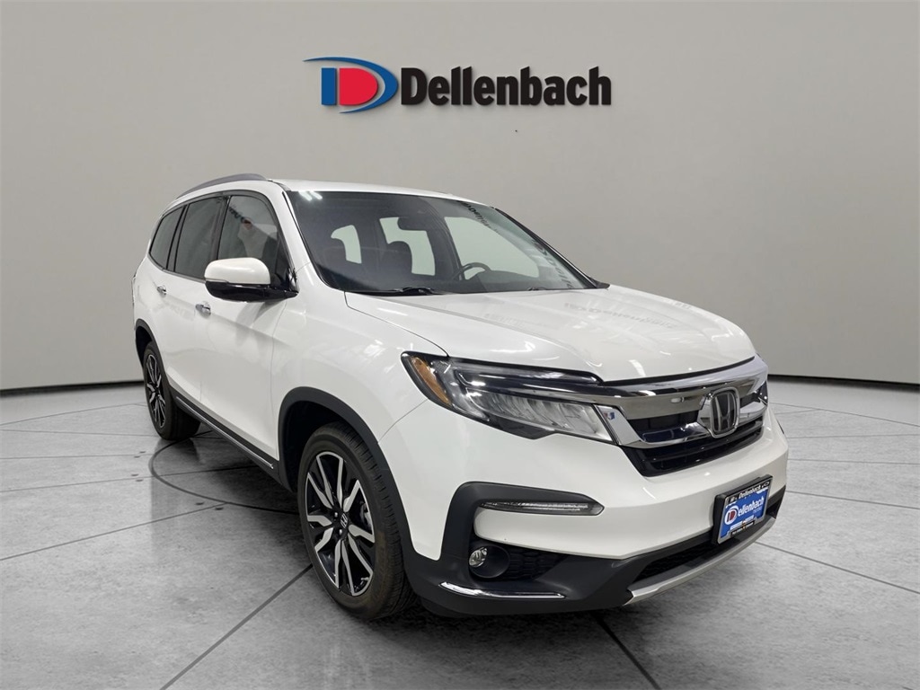 2022 Honda Pilot Touring w/Rear Captain's Chairs