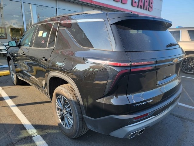 2025 Chevrolet Traverse photo 2