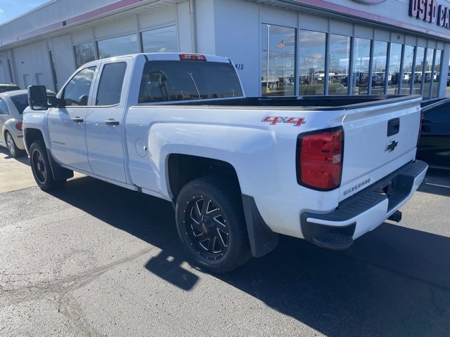2016 Chevrolet Silverado 1500 Custom photo 2