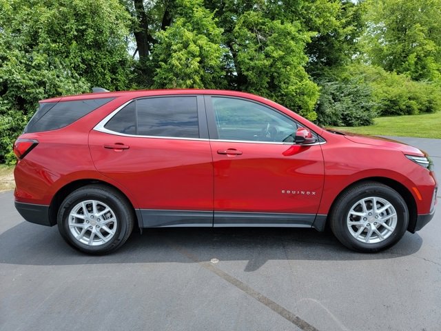 2023 Chevrolet Equinox LT photo 2