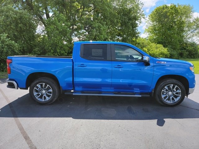 2025 Chevrolet Silverado LT photo 2