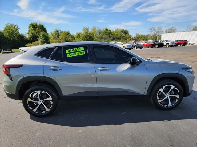 2024 Chevrolet Trax photo 2