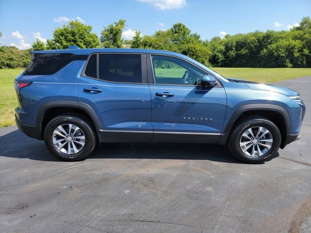 2026 Chevrolet Equinox LT photo 2