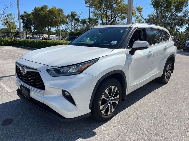 2020 Toyota Highlander XLE photo 2