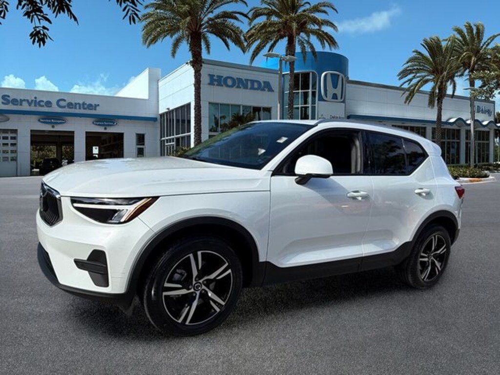 Used 2023 Volvo XC40 B4 Core SUV
