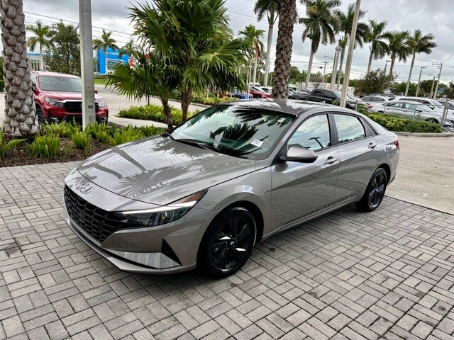 2023 Hyundai Elantra SEL photo 3