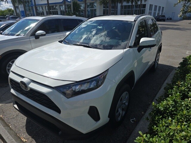 2021 Toyota RAV4 LE photo 2