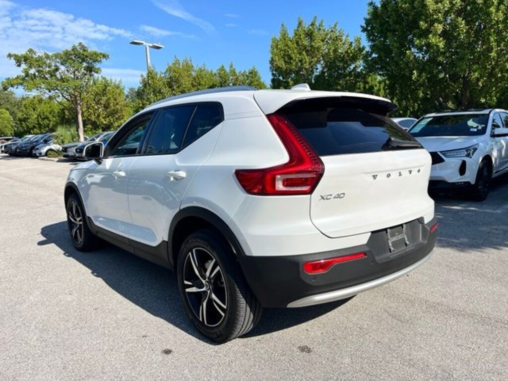 Used 2023 Volvo XC40 B4 Core SUV