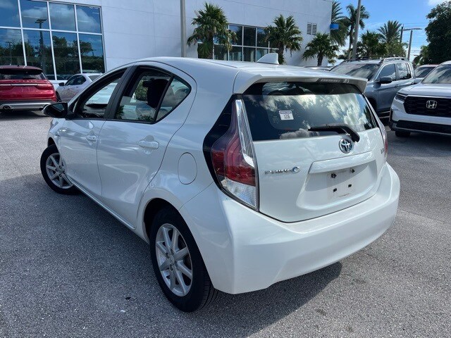 2015 Toyota Prius C Three photo 3