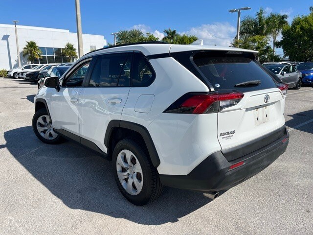 2021 Toyota RAV4 LE photo 3