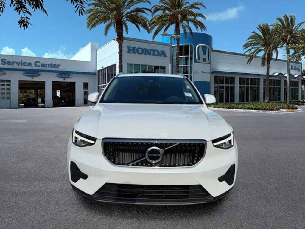 Used 2023 Volvo XC40 B4 Core SUV