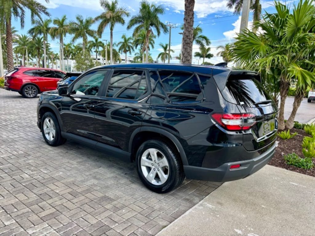Used 2023 Honda Pilot LX SUV