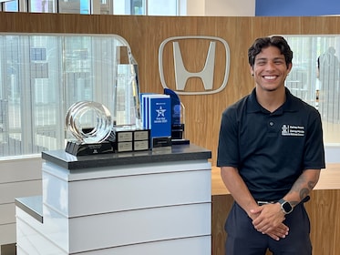 Staff member Johan Suarez from ID_1f84b4