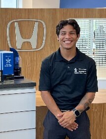 Staff member Johan Suarez from ID_1f84b4