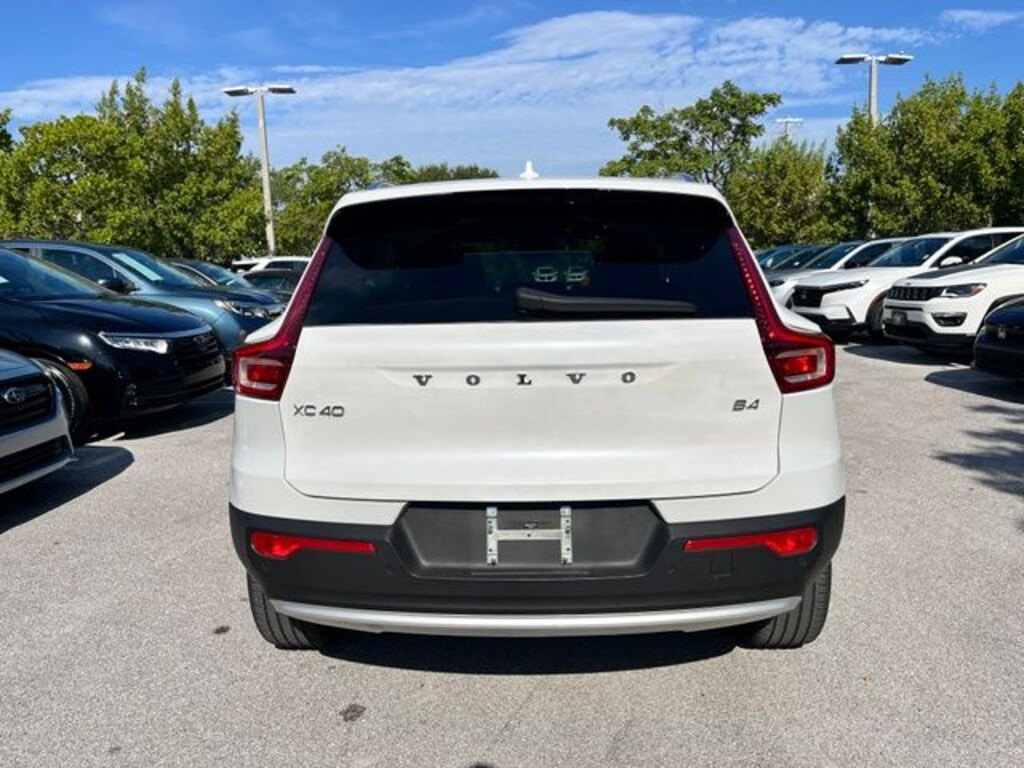 Used 2023 Volvo XC40 B4 Core SUV