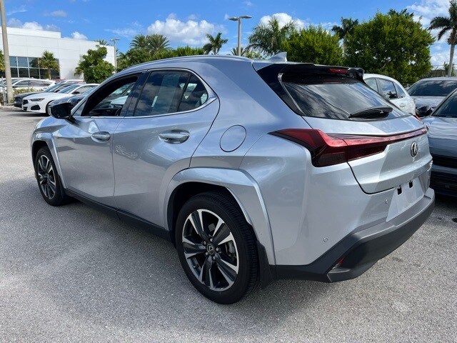 2024 Lexus UX 250h Premium photo 3