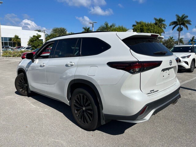 2024 Toyota Highlander LE photo 3