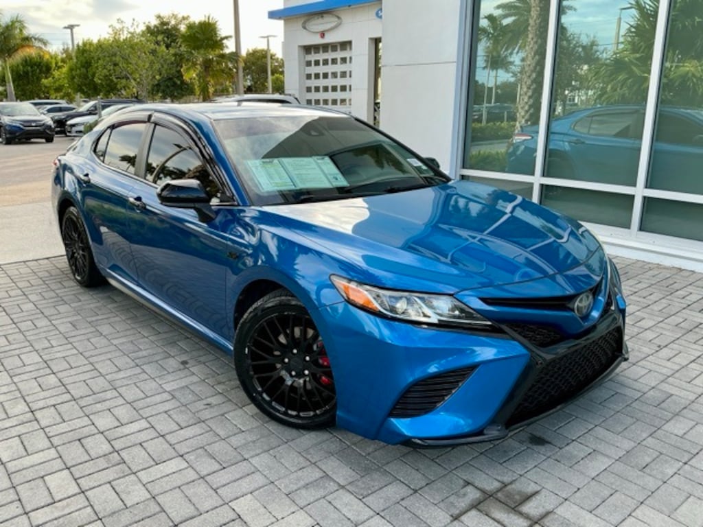 Used 2020 Toyota Camry SE Sedan