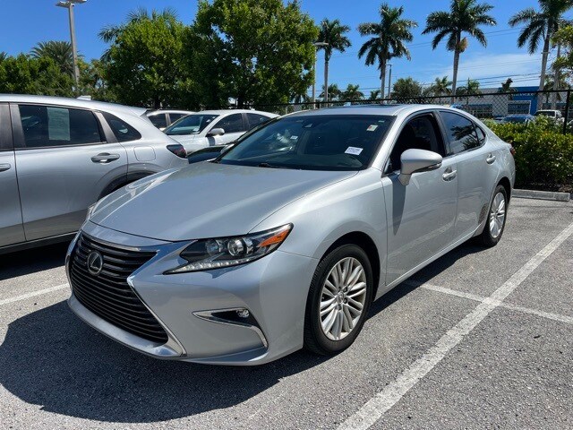 2017 Lexus ES 350 photo 2