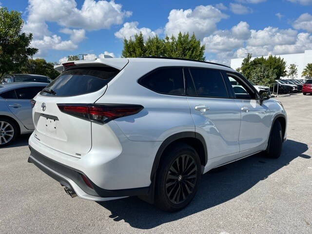 2024 Toyota Highlander LE photo 4