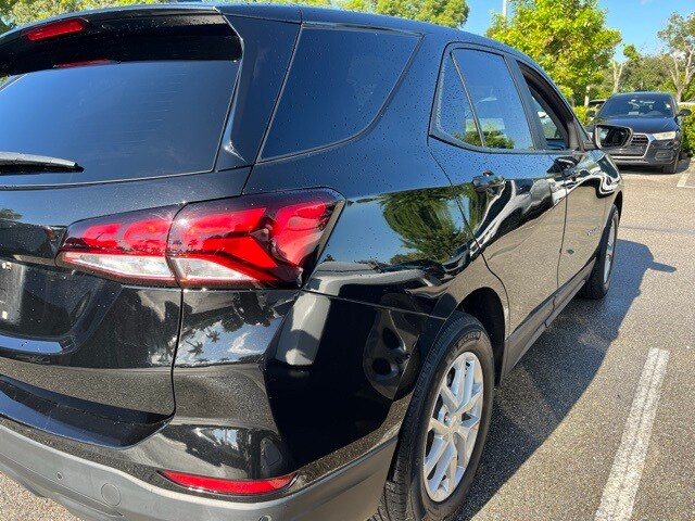 2022 Chevrolet Equinox LS photo 2