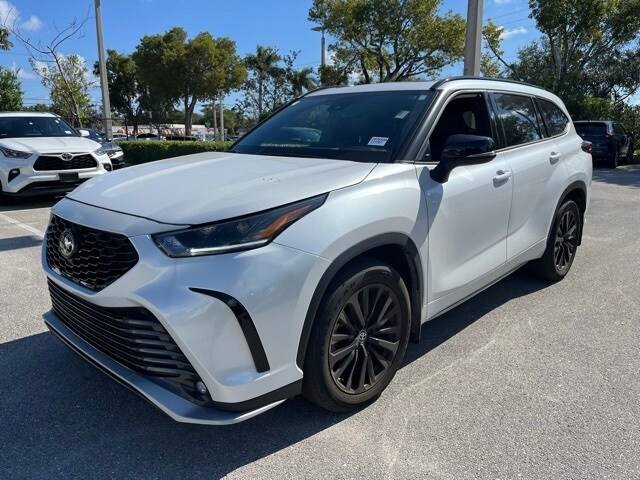2024 Toyota Highlander LE photo 2
