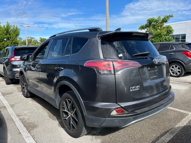 2017 Toyota RAV4 SE photo 3