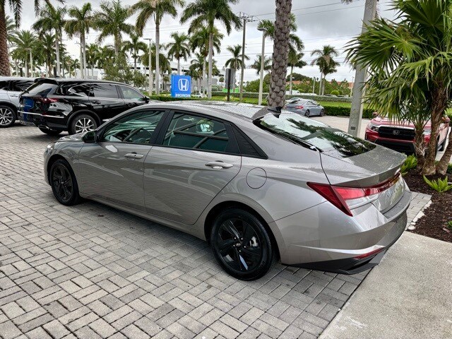 2023 Hyundai Elantra SEL photo 4
