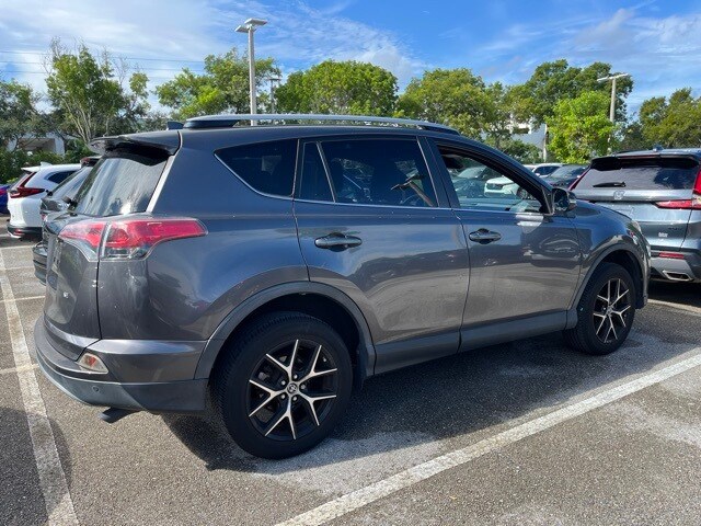 2017 Toyota RAV4 SE photo 4