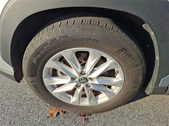 2023 Toyota Corolla Cross LE photo 3