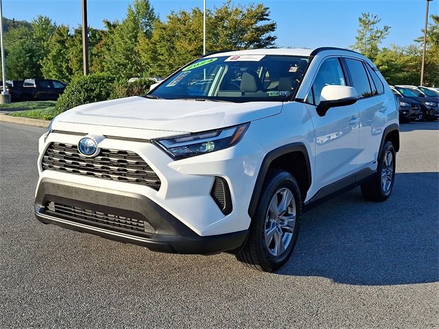 2024 Toyota RAV4 Hybrid XLE photo 3