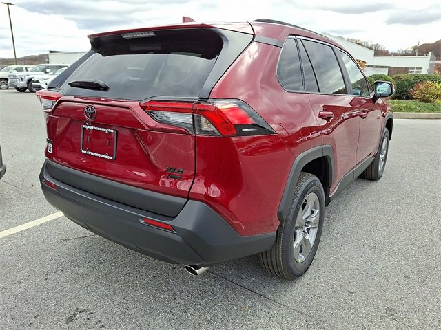 2025 Toyota RAV4 XLE photo 3
