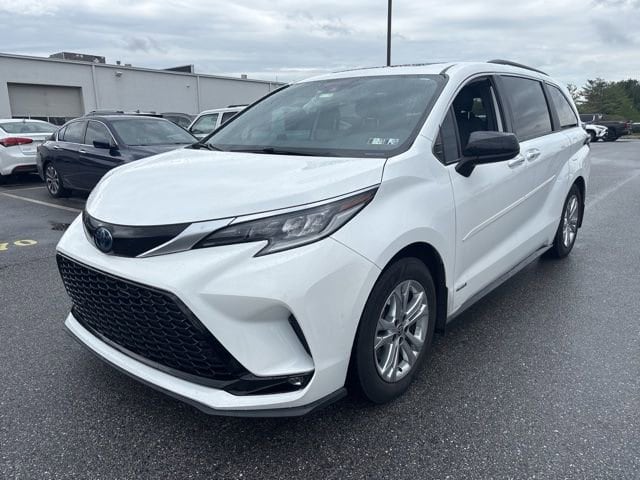 2021 Toyota Sienna XSE 7-Passenger Hybrid AWD's photo