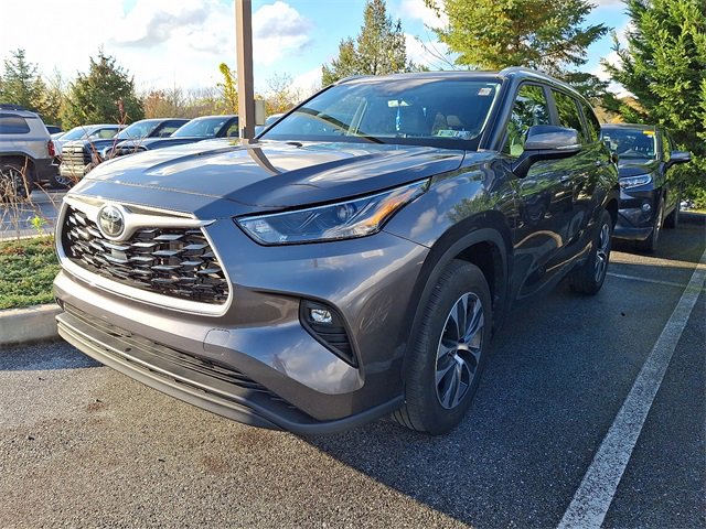 2024 Toyota Highlander XLE photo 2