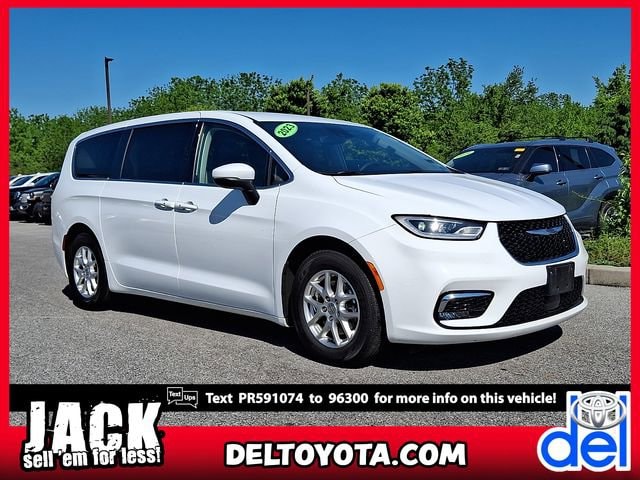 2023 Chrysler Pacifica Touring L's photo