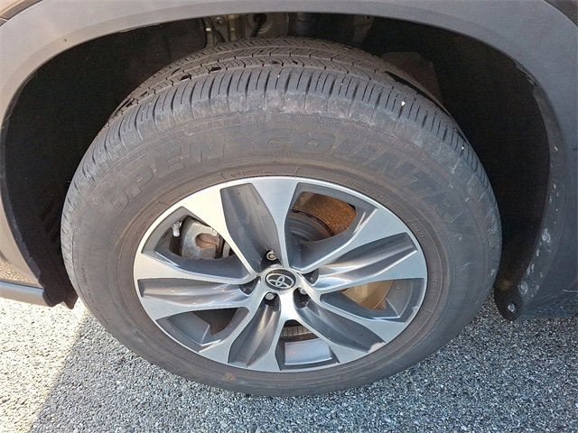 2024 Toyota Highlander XLE photo 3