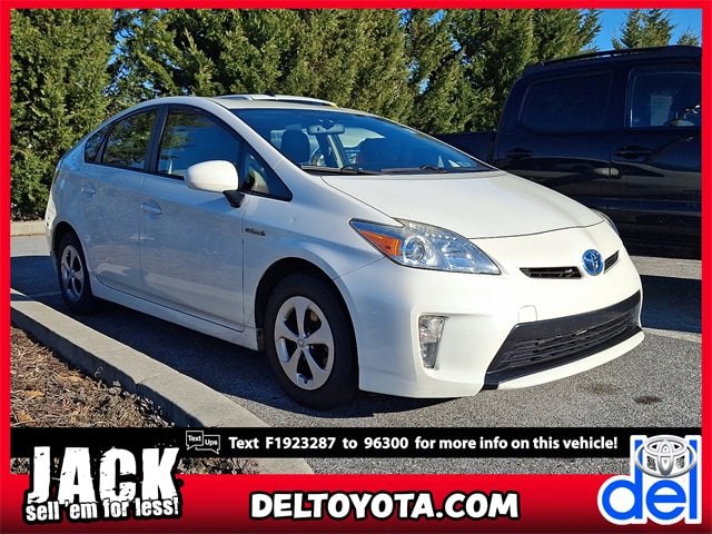 2015 Toyota Prius Two's photo