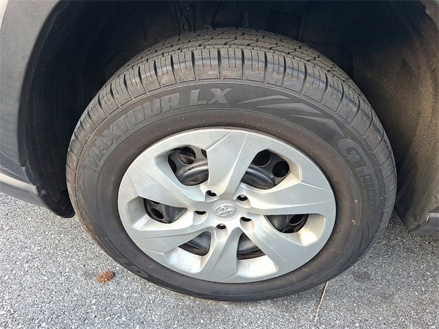 2021 Toyota RAV4 LE photo 3