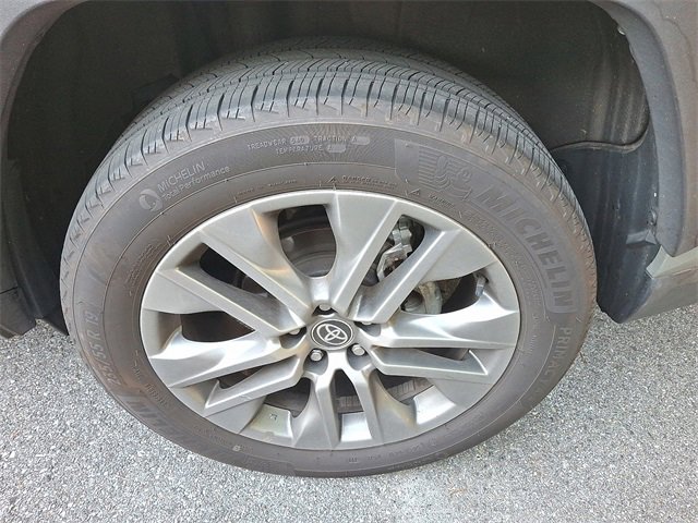 2023 Toyota RAV4 XLE Premium photo 3